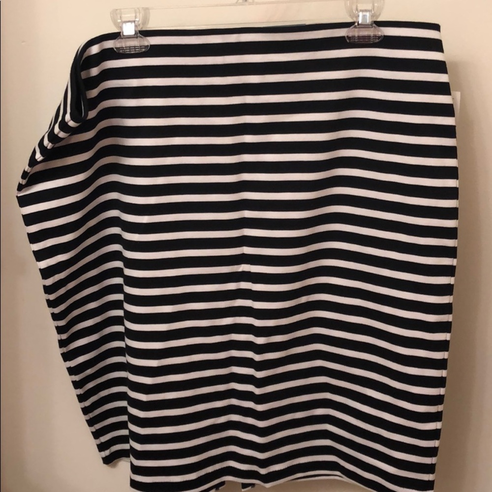 Old Navy Black and White Striped Skirt XL